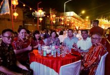 read news – Kemeriahan Peringatan Cap Go Meh di Klenteng Karimun Sekretaris Daerah Muhammad Firmansyah, Kapolres Karimun AKBP Ryky W Muharram, Dandim 0317/TBK Letkol Inf Budianto dan Danlanal TBK Letkol Laut (P) Joko Santosa hadir saat peringatan Cap Ho Meh. Bupati Karimun Aunur Rafiq dalam sambutannya menyatakan, sangat senang atas meriahnya perayaan Cap Go Meh yang dihadiri oleh ribuan masyarakat pada momentum hari raya imlek tahun 2023/2574 kongzili ini. ( Foto : abdi perdana - batamtv.com)