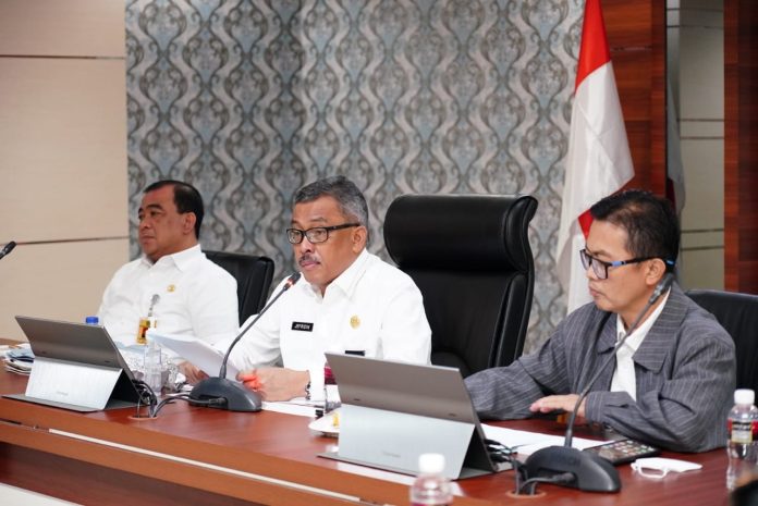 Tim Pengendalian Inflasi Daerah (TPID) Kota Batam menggelar Rapat Koordinasi tahun 2023, yang dipimpin oleh Sekretaris Daerah (Sekda) Batam sekaligus Ketua Harian TPID Kota Batam,  Rabu (8/2/2023).  Rapat koordinasi tersebut turut dihadiri oleh stakeholder terkait. Seperti Bank Indonesia, Badan Pusat Statistik, Bulog, Pertamina, Bea Cukai. Juga dihadiri Organsasi Perangkat Daerah (OPD) internal Pemko Batam. ( Foto : abyaqsa ramadan - batamtv.com)