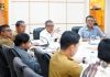 read news – Pramuka Penggalang Bakal Berlomba di Batam 10 – 12 Februari Sekretaris Daerah (Sekda) Batam, sekaligus Ketua Kwartir Cabang Gerakan Pramuka Kota Batam, Jefridin Hamid saat memimpin jalannya Rapat finalisasi pelaksanaan Lomba Tingkat Regu Pramuka Penggalang Tiga (LT- III) Kwarcab Batam Tahun 2023, di Kantor Wali Kota Batam, Selasa (7/2/2023). ( Foto : abyaqsa ramadan - batamtv.com)_