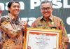 read news – Wakil Menteri Beri Penghargaan ke Pemko Batam Sekretaris Daerah (Sekda) Batam, Jefridin Hamid, menerima penghargaan dari Kementerian Agraria dan Tata Ruang / Badan Pertanahan Nasional (ATR/BPN). Penghargaan tersebut merupakan apresiasi langsung dari kementerian atas dukungan terhadap kegiatan Pendaftaran Tanah Sistematis Lengkap (PTSL) yang menjadi Program Strategis Nasional (PSN) Kementerian ATR di Provinsi Kepri Tahun 2022. (Foto : muhammad amin - batamtv.com)