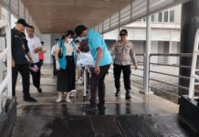 read news – Menyeberang ke Malaysia, Polisi KKP Kawal Evakuasi Pasien ke Kapal Dikawal anggota Polsek KKP Kota Batam , sejumlah tenaga medis mengevakasi seorang pasien gawat darurat ke kapal yang akan menyeberang ke Malaysia, Senin (27/3/2023). ( Foto : muhammad amin - batamtv.com)