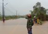 read news – Warga Ungsikan Korban Banjir di Kijang Untuk membantu warga yang menjadi korban banjir , Babinsa Kijang Kota Koramil 02 Kodim 0315/Tanjungpinang membantu mengevakuasi korban Banjir di Wilayah Kijang Kota, Sabtu (04/3/2023). (Foto : dwi susilo - batamtv.com)
