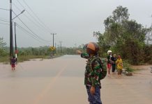 read news – Warga Ungsikan Korban Banjir di Kijang Untuk membantu warga yang menjadi korban banjir , Babinsa Kijang Kota Koramil 02 Kodim 0315/Tanjungpinang membantu mengevakuasi korban Banjir di Wilayah Kijang Kota, Sabtu (04/3/2023). (Foto : dwi susilo - batamtv.com)