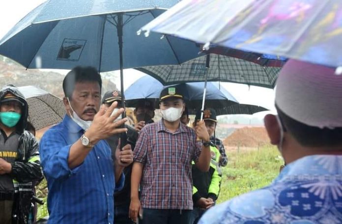 Wali Kota Batam, Muhammad Rudi  memerintahkan seluruh Kepala OPD, Camat hingga Lurah memantau wilayahnya masing-masing Selasa (27/2/2023). Setiap Kepala OPD, Camat dan Lurah juga diminta segera melaporkan langsung kepada Wali Kota Batam, Muhammad Rudi. (Foto : abyaqsa ramadan)
