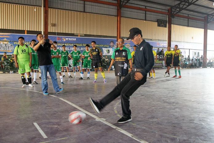 Korps Alumni HmI (KAHmI) Cup Tournament 2023 resmi dimulai oleh Wakil Walikota Batam Amsakar Achmad dengan menendang bola di Lapangan Futsal Sporthill Batam Kota, Sabtu (11/3/2023) (Foto : abyaqsa ramadan- batamtv.com)
