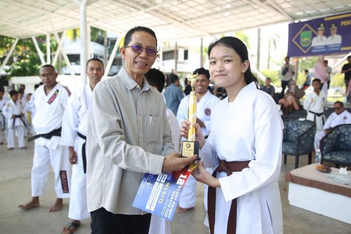 Wakil Wali Kota Batam Amsakar Achmad (kiri) melihat langsung latihan gabungan yang ditaja Institut Karate Nasional (Inkanas) Batam di Dataran Engkuputri Batam, Minggu (12/3/2023) pagi. (Foto : muhammad amin - batamtv.com)