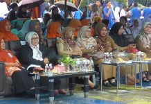 read news – Ulang Tahun ke 17, SMPN 26 Batuaji Gelar Bazar Kuliner Kepala SMPN 26, Zefmon Prima Putri (kiri) mendampingi Wagub Kepri Marlin Agustina Rudi saat resepsi Ulang Tahun ke 17 SMPN 26 , Selasa (28/2/2023). (Foto : abyaqsa ramadan - batamtv.com)