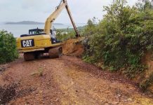 read news -Ini Aksi Pemko Batam saat Tangani Jalan Ambles di Tanjungpiayu Laut Untuk mengatasi longsor di Tanjungpiayu Laut , Pemko Batam telah mengirim alat berat di lokasi Minggu (5/3/2023). Tak hanya menangani jalan tersebut, DBM SDA juga akan menyiapkan solusi agar mobilitas masyarakat melalui jalan tersebut tetap lancar. (Foto muhammad amin - batamtv.com)
