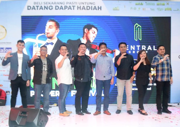 Wali Kota Batam, Muhammad Rudi  (keempat dari kanan) hadir di Central Property Festival Jazz Nigth di Mega Mall, Kamis (2/3/2023) malam.  Rudi mengaku akan mendukung penuh kegiatan program pembangunan. Sehingga nantinya Kota Batam dapat benar-benar menjadi satu kota modern dan bertaraf internasional. (Foto : muhammad amin - batamtv.com)