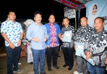 read news- Pelantikan RW 17 Tembesi, Ini Harapan Walikota Batam Wali Kota Batam Muhammad Rudi (kanan, kedua) hadir dalam silaturahmi dan pengukuhan Ketua RW 17 Kelurahan Tembesi di Fasum RW 17 Perumahan Buana Bukit Permata, Sagulung, Minggu (5/3/2023) malam. (Foto : abyaqsa ramadan - batamtv.com)