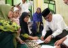 read news – Jefridin Sampaikan Sumbangan Walikota Batam untuk Masjid Al Hidayah Tiban Lama Setdako Batam Jefridin juga menandatangani jurnal kegiatan ramadan siswa TPQ di Masjid Al Hidayah Tiban Lama, Jumat (24/3/2023) (Foto: muhammad amin - batamtv.com)