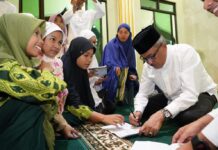 read news – Jefridin Sampaikan Sumbangan Walikota Batam untuk Masjid Al Hidayah Tiban Lama Setdako Batam Jefridin juga menandatangani jurnal kegiatan ramadan siswa TPQ di Masjid Al Hidayah Tiban Lama, Jumat (24/3/2023) (Foto: muhammad amin - batamtv.com)