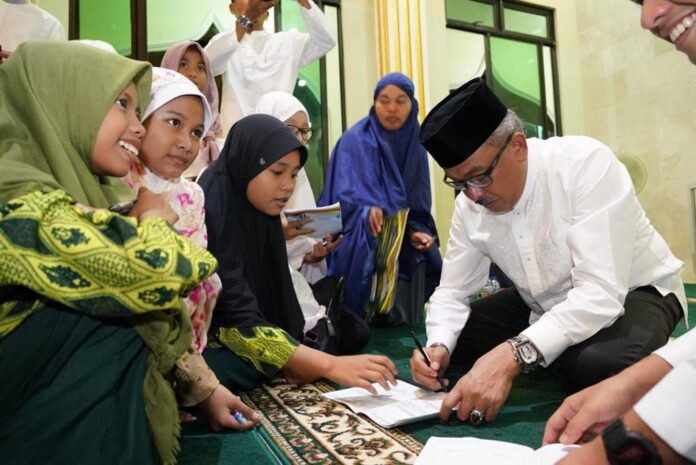 Setdako Batam Jefridin juga menandatangani jurnal kegiatan ramadan siswa TPQ di Masjid Al Hidayah Tiban Lama, Jumat (24/3/2023) (Foto: muhammad amin - batamtv.com)