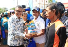 read news – Ribuan Warga Seibeduk Datangi Sembako Murah Setdako Batam, Jefridin, saat menyerahkan paket sembako bersubsidi di Kecamatan Sungai Beduk Kota Batam, Kamis (8/3/2023) (Foto abyaqsa ramadan - batamtv.com)