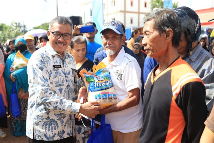 Setdako Batam, Jefridin, saat menyerahkan paket sembako bersubsidi di Kecamatan Sungai Beduk Kota Batam, Kamis (8/3/2023) (Foto abyaqsa ramadan - batamtv.com)