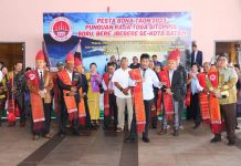 read news – Rudi Apresiasi Kerukunan Beragama di Batam Dalam prosesi bernama Pesta Bona Taon Punguan Raja Sitompul yang digelar di MB 2 Batam Centre, Minggu (5/3/2023). Wali Kota Batam Muhammad Rudi (depan kemeja putih) menyampaikan beberapa pesan . (Foto abyaqsa ramadan - batamtv.com)