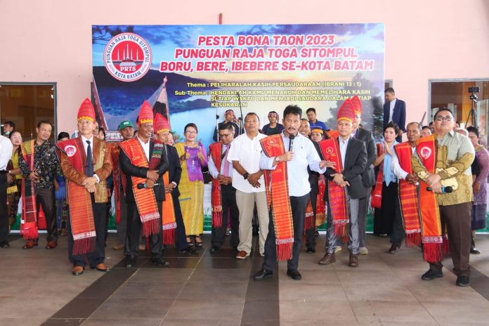 Dalam prosesi bernama Pesta Bona Taon Punguan Raja Sitompul yang digelar di MB 2 Batam Centre, Minggu (5/3/2023).  Wali Kota Batam Muhammad Rudi  (depan kemeja putih) menyampaikan beberapa pesan . (Foto abyaqsa ramadan - batamtv.com)