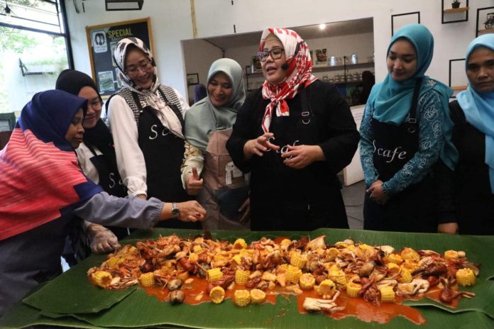 (Foto abdi perdana - batamtv.com) “Banyak resep yang bisa diolah dari kekayaan biota laut kita. Yang hari ini, semoga menambah ragam menu olahan makanan laut. Semoga bermanfaat,” kata Marlin di S Caffe, Ranai, Natuna, Jumat (3/3). (Foto abdi perdana - batamtv.com)
