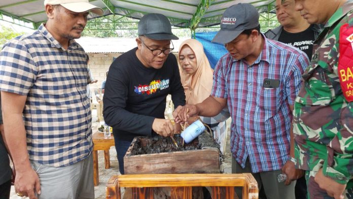 (Foto : muhammad amin - batamtv.com) Kepala Dinas Pariwisata Kota Batam, Ardiwinata (kaus hitam) saat melakukan panen madu klanceng atau trigona di Kampung Tembesi Bengkel, kelurahan Kibing kecamatan Batu Aji, Batam, Minggu (05/03/2023). (Foto : muhammad amin - batamtv.com)