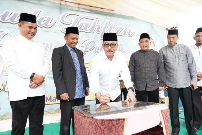 Sekretaris Daerah (Sekda) Batam, Jefridin Hamid (tengah kemeja putih) saat menghadiri Wisuda Tahfiz Perdana dan Peresmian Pondok Daarul Hikam Batam di Sekupang, Sabtu (4/3/2023). (Foto : muhammad amin - batamtv.com)