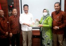 read news – Lagi, Kota Batam Disambangi Rombongan DPRD Pemalang Wali Kota Batam Muhammad Rudi menerima langsung kunjungan kerja (kunker) rombongan DPRD Kabupaten Pemalang Jawa Tengah di Ruang Rapat Hang Nadim Kantor Walikota Batam, Rabu (01/3/2023). (Foto : muhammad amin - batamtv.com)