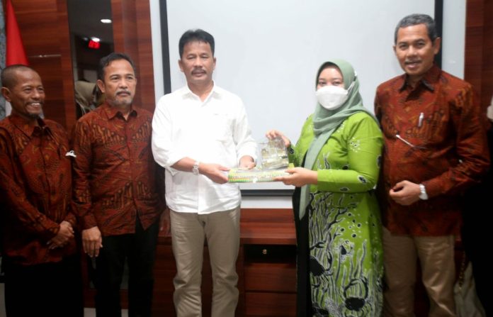 Wali Kota Batam Muhammad Rudi menerima langsung kunjungan kerja (kunker) rombongan DPRD Kabupaten Pemalang Jawa Tengah di Ruang Rapat Hang Nadim Kantor Walikota Batam, Rabu (01/3/2023). (Foto : muhammad amin - batamtv.com)