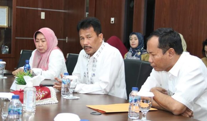 Walikota Batam HM Rudi didampingi  Kepala Inspektorat Batam, Hendriana Gustini (kiri) dan   Kepala Badan Pengelola Keuangan dan Aset Daerah (BPKAD), Abdul Malik, usai penyerahan  Laporan Keuangan Tahun 2022 BPK RI di Kantor Wali Kota Batam, pada Jumat (17/2/2023) . (Foto : muhammad amin - batamtv.com)   