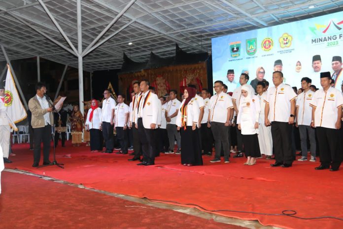 Hal itu disampaikan oleh WAlikota Batam yang juga Kepala BP Batam, HM Rudi saat Pelantikan Pengurus DPP Gema Minang Kota Batam periode 2022-2027 semarak ‘Minang Fest 2023’ ditaja di Dataran Engku Putri Batamcenter, Sabtu (4/3/2023) malam. (Foto : muhammad amin - batamtv.com)