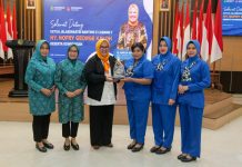 read news – Ketua Jalasenastri Ranting E Cabang 7 Sambangi Ketua Dekranasda Kota Batam Ketua Dekranasda Kota Batam Marlin Agustina (ketiga dari kiri) yang juga menjabat sebagai Wagub Kepri itu menerima kedatangan Seksi Ekonomi Ranting E Cabang 7 Gabungan Jalasenastri Korps Marinir , Ny Jati Nofry Kaloh pada Rabu (1/3) petang, di Lantai 4 Aula Pertemuan Pemko Batam, Kota Batam . (Foto : abyaqsa ramadan - batamtv.com)