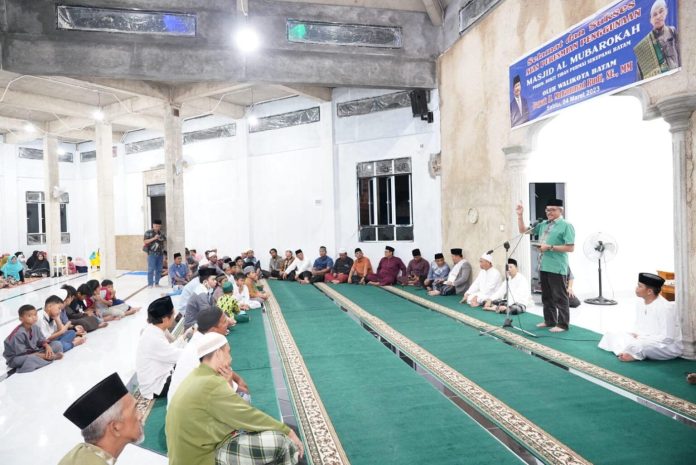 Hal itu disampaikan Jefridin saat mewakili Wali Kota Batam, Muhammad Rudi, meresmikan Masjid Al-Mubarokah, Perumahan Bukit Tiban Permai, Tiban Baru, Sekupang, Sabtu (4/3/2023) malam. (Foto : abyaqsa ramadan - batamtv.com)
