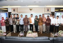 read news – Walikota Batam Terima Kunjungan 22 Orang DPRD Tegal Ketua DPRD Tegal Kusnendro dan rombongan diterima Walikota Batam, HM Rudi (Tengah, meja putih) saat kunjungan kerja bersama Alat Kelengkapan DPRD Kota Tegal di Kantor Wali Kota Batam, Rabu (8/3/2023). (Foto : muhammad amin-batamtv.com)