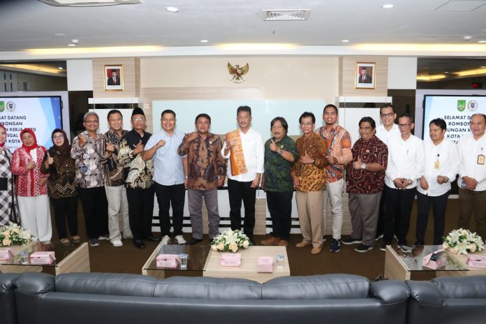 Ketua DPRD Tegal Kusnendro dan rombongan diterima Walikota Batam, HM Rudi (Tengah, meja putih) saat kunjungan kerja bersama Alat Kelengkapan DPRD Kota Tegal di Kantor Wali Kota Batam, Rabu (8/3/2023). (Foto : muhammad amin-batamtv.com)