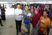 read news – 96 Ribu Paket Sembako Murah Digelontorkan Pemko Batam HM Rudi selaku Walikota Batam mulai menyalurkan Sembako Bersubsidi Tahun 2023, Rabu (8/3/2023). Program Sembako Bersubsidi ini akan digelar pada 12 kecamatan se-Kota Batam, dengan total 96 ribu paket. (Foto : abyaqsa ramadan - batamtv.com)