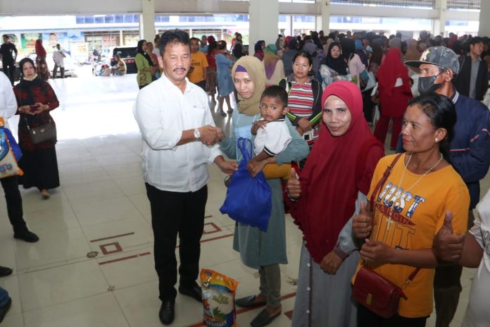 HM Rudi selaku Walikota Batam  mulai menyalurkan Sembako Bersubsidi Tahun 2023, Rabu (8/3/2023). Program Sembako Bersubsidi ini akan digelar pada 12 kecamatan se-Kota Batam, dengan total 96 ribu paket. (Foto : abyaqsa ramadan - batamtv.com)