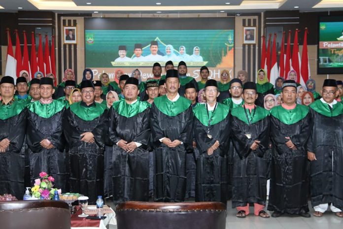 Wali Kota Batam Haji Muhammad Rudi (kelima dari kiri) melantik Dewan Hakim STQH IX Tingkat Kota Batam di aula Engku Hamidah lantai IV Kantor Walikota, Batam Center, Rabu (8/3/2023). (Foto : abyaqsa ramadan - batamtv.com)