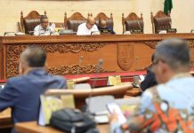 read news – Paripurna DPRD Batam, Pemko Batam Upayakan Peningkatan Layanan ke Masyarakat Sekretaris Daerah Kota Batam, Jefridin Hamid (kiri) mewakili Wali Kota Batam, Muhammad Rudi di Ruang Sidang Utama DPRD Kota Batam, pada Kamis (9/3/2023). ( Foto: muhammad amin - batamtv.com)