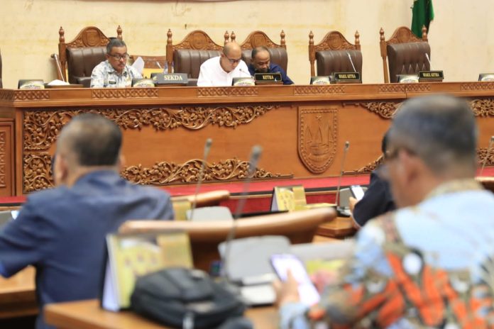 ( Foto: muhammad amin - batamtv.com) Sekretaris Daerah Kota Batam, Jefridin Hamid (kiri) mewakili Wali Kota Batam, Muhammad Rudi di Ruang Sidang Utama DPRD Kota Batam, pada Kamis (9/3/2023). ( Foto: muhammad amin - batamtv.com)