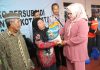 read news – Dampingi Wali Kota Batam, Marlin Hadiri Operasi Pasar Sembako Bersubsidi Wagub Kepri Marlin Agustina Rudi saat menyerahkan sembako bersubdisi ke warga Pulau Buluh. (Foto : abyaqsa ramadan - batamtv.com)