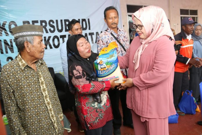 Wagub Kepri Marlin Agustina Rudi saat menyerahkan sembako bersubdisi ke warga Pulau Buluh. (Foto : abyaqsa ramadan - batamtv.com)
