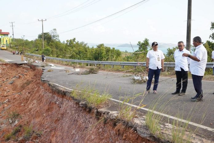 (Foto : muhammad amin - batamtv.com) Sekretaris Daerah (Sekda) Batam, Jefridin (tengah) , meninjau longsor di Tanjungpiayu, Batam, Rabu (8/3/2023). (Foto : muhammad amin - batamtv.com)