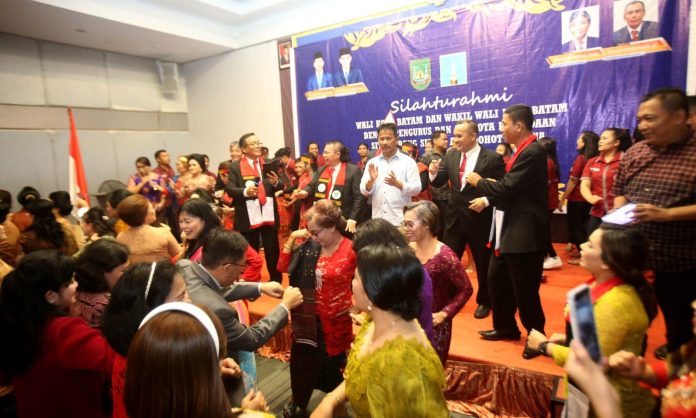 Walikota Batam HM Rudi (tengah kemeja putih) saat menghadiri Pelantikan DPW Parsadaan Situmorang Sipitu Ama Dohot Boruna (PSSAB) Kepri di The Hills Batam Hotel Nagoya, Sabtu (11/3/2023). (Foto : abyaqsa ramadan - batamtv.com)