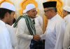 read news – Setdako Batam Hadiri Majelis Dzikir Maulidurrosul SAW Jefridin mengapresiasi semua pihak yang terus menumbuhkan kecintaan jemaah kepada Rasulullah. Ia mengatakan, majelis zikir ini harus terus digelar dan harus mengajak generasi muda di Batam, dalam majelis zikir, Minggu (12/3/2023). (Foto abyaqsa ramadan - batamtv.com)