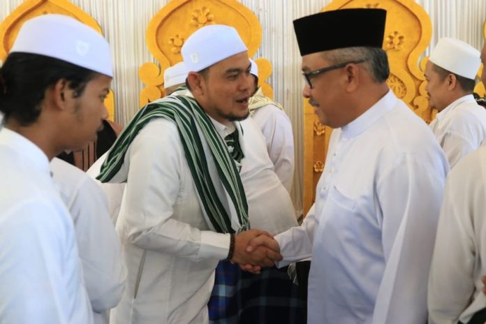 Jefridin mengapresiasi semua pihak yang terus menumbuhkan kecintaan jemaah kepada Rasulullah. Ia mengatakan, majelis zikir ini harus terus digelar dan harus mengajak generasi muda di Batam,  dalam majelis zikir,   Minggu (12/3/2023). (Foto abyaqsa ramadan - batamtv.com)