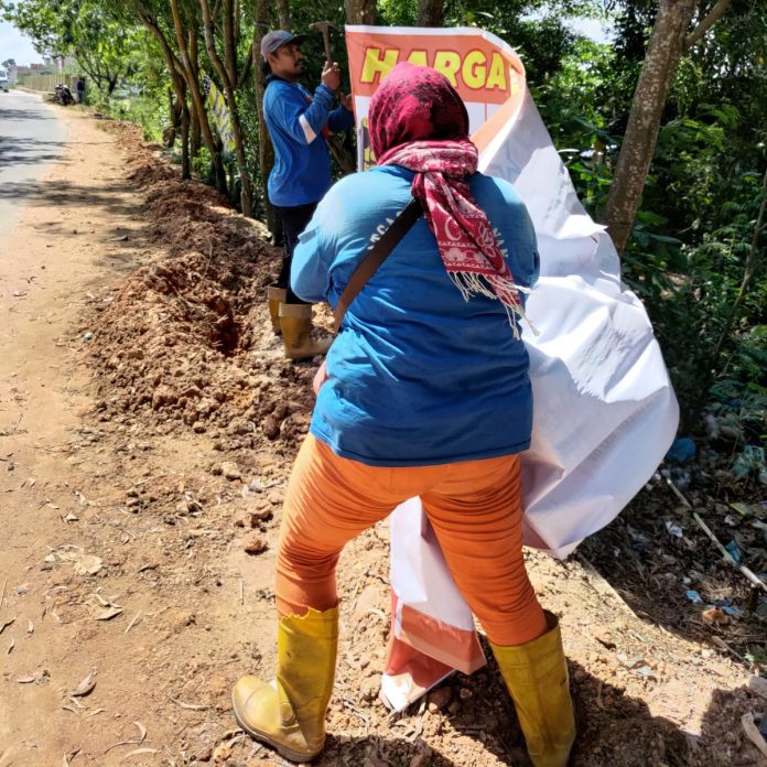 Dinas Perumahan Rakyat, Permukiman dan Pertamanan (Perkimtan) Kota Batam melakukan penertiban iklan berupa spanduk, baliho,banner dan sejenisnya, pada Jumat (10/3/2023). ( Foto : abyaqsa ramadan - batamtv.com)