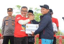 read news – Even Fun Enduro 2023 Diikuti Rider se Kepri Setdako Batam Jefridin (kiri, kaus merah) saat memberikan hadiah pada salah satu pemenang Fun and Enduro , Minggu (12/3/2023) (Fotro : muhammad amin - batamtv.com)
