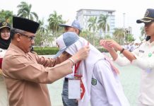 read news – 471 Siswa Ikuti Seleksi Paskibraka Kota Batam Dimulai Sekretaris Daerah (Sekda) Kota Batam, Jefiridin Hamid membuka acara seleksi Paskibra Kota Batam di Dataran Engku Putri, Senin (13/3/2023). (Foto : muhammad amin - batamtv.com)