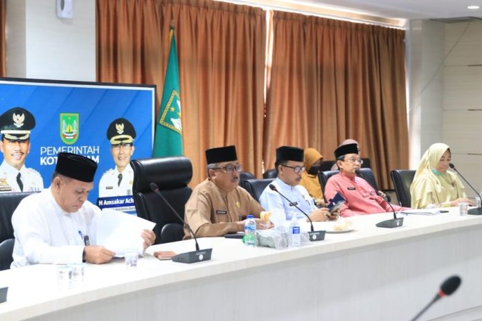 Sekretaris Daerah Kota Batam, Jefridin Hamid usai  mengikuti secara virtual Rapat Koordinasi Pengendalian Inflasi Daerah bersama Menteri Dalam Negeri (Mendagri) Tito Karnavian, melalui zoom meeting dari Kantor Wali Kota Batam, pada Senin (13/3/2023). ( Foto : abyaqsa ramadan - batamtv.com)