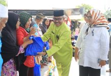 read news – Pembagian Sembako Subsidi Tekan Inflasi Wagub Kepri Marlin Agustina (kanan) dan Setdako Batam , Jefridin (tengah) saat menghadiri Pelaksanaan Kegiatan Sembako Bersubsidi Pemko Batam Tahun 2023 di sejumlah kelurahan di Sagulung, Selasa (14/3/2023). ( Foto : abyaqsa ramadan - batamtv.com)