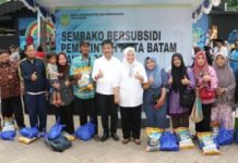 read news – Warga Bengkong Berdesakan Terima Semako Bersubsidi Walikota Batam, HM Rudi (tengeh kemeja putih panjang) bersama Wagub Kepri, Marlin Agustina Rudi saat menyerahkan sembako bersubsidi. di Kecamatan Bengkong, tepatnya di kawasan Golden Beach Bengkong Laut dan Pasar BTC Bengkong Sadai, Senin (13/3/2023) pagi. ( Foto : abyaqsa ramadan - batamtv.com)