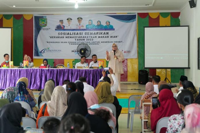 Wagub Kepri Marlin Agustina  menghadiri Sosialisasi Gerakan Memasyarakatkan Makan Ikan (Gemarikan) di Aula SMPN 9 Kecamatan Sagulung, Kota Batam, Rabu (8/4) petang. (Foto : abyaqsa ramadan - batamtv.com )